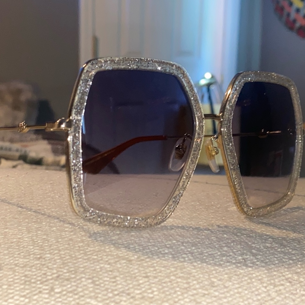 AUTHENTIC GUCCI SUNGLASSES WITH CASE
